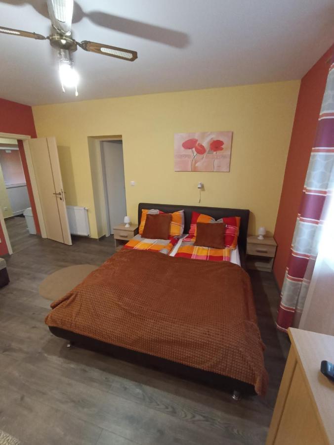 Borostyan Apartmanhaz มูราฮาลอม ภายนอก รูปภาพ